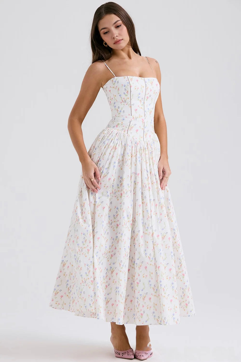Vestido modelador MARINELLA de Veska en color negro, con detalles de ajuste y tela elástica para moldear la figura.