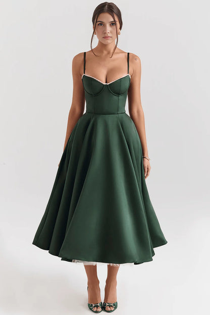 Vestido midi de Chloe en Veska, con diseño elegante y detalles sofisticados, en color neutro, visible en la imagen.