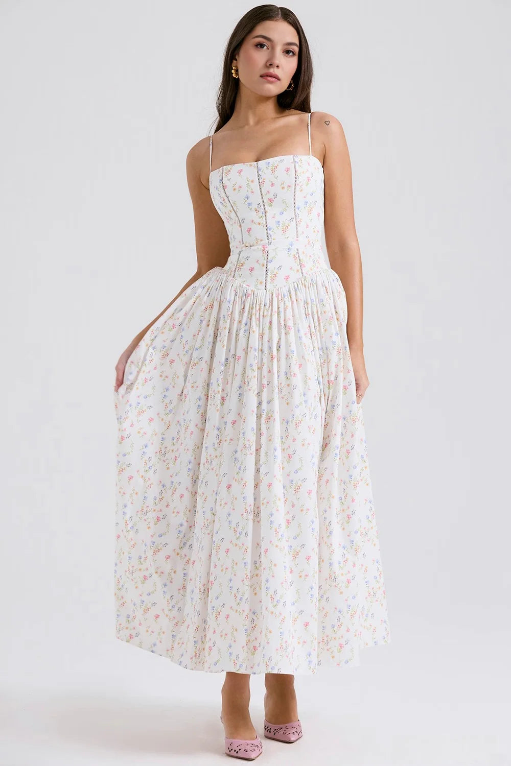 Vestido modelador MARINELLA de Veska en color negro, con diseño ajustado y detalles que resaltan la figura.