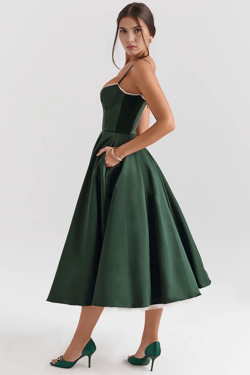 Vestido midi de la marca Veska, diseño elegante y moderno en color neutro, con detalles suaves y tela fluida.