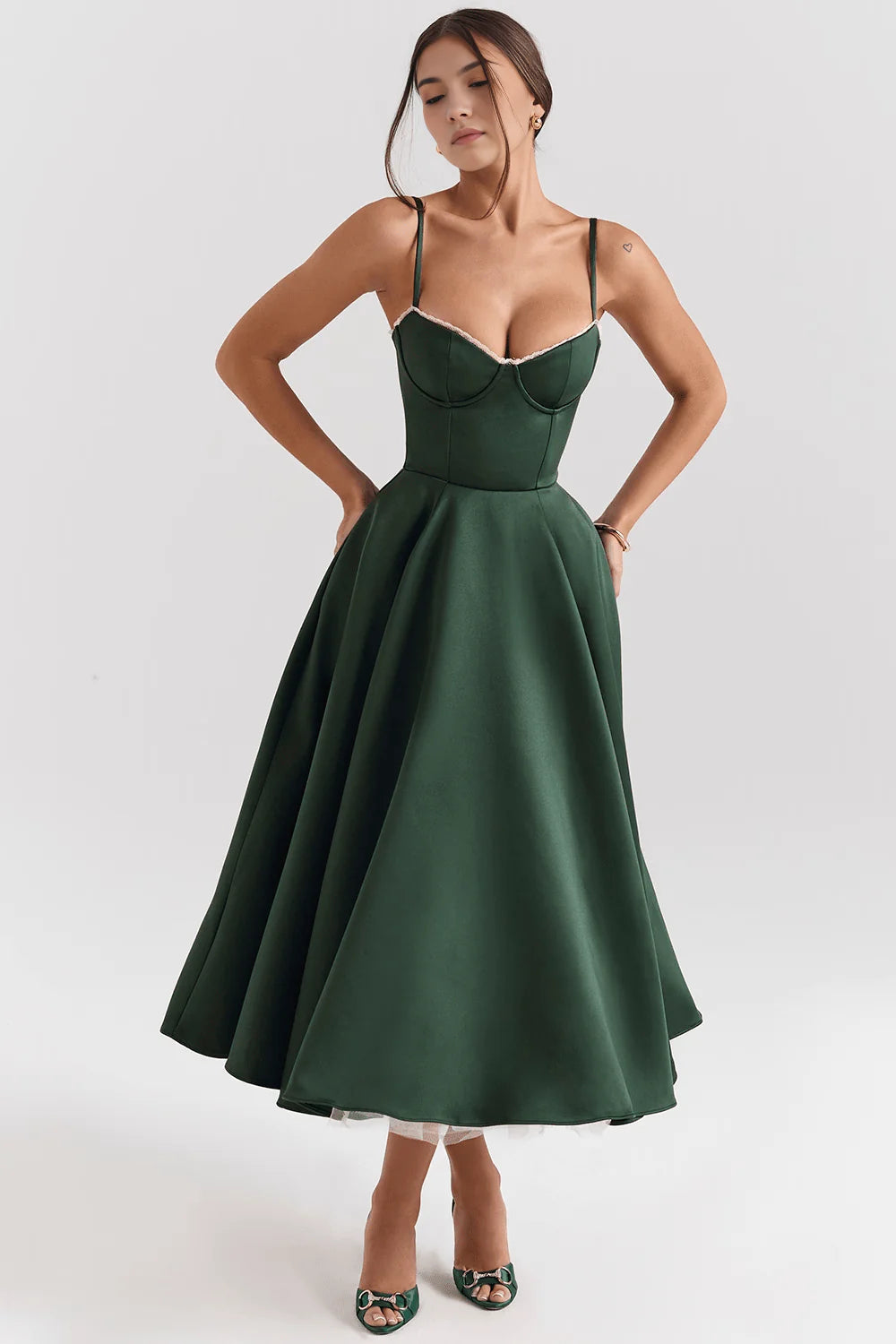 Vestido midi de la marca Veska en color neutro, con diseño elegante y detalles suaves, ideal para ocasiones especiales.