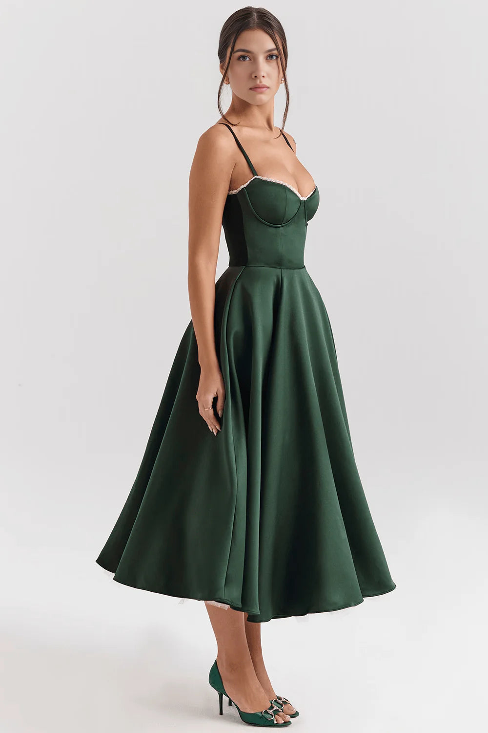Vestido midi de Chloe por Veska, diseño elegante con detalles modernos, en colores neutros y tela fluida visible en la imagen.