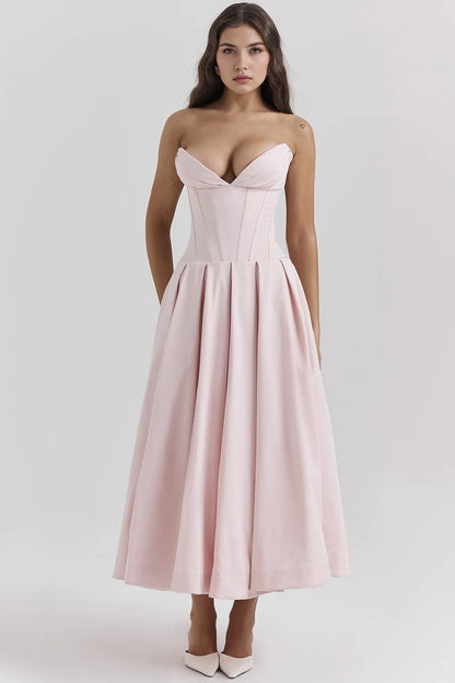 Vestido modelador Veska Samara, en color negro, muestra su diseño ajustado y cómodo en la imagen.
