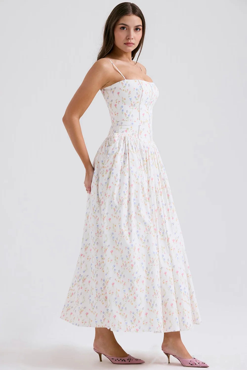 Vestido modelador MARINELLA de Veska, con diseño ajustado y detalles elegantes, ideal para resaltar la figura.