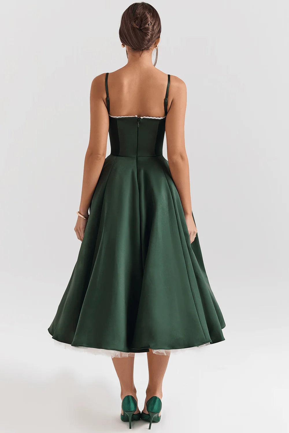 Vestido midi de la marca Veska en color neutro, con diseño elegante y detalles suaves, ideal para ocasiones especiales.