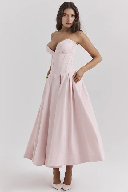 Vestido modelador Samara de Veska, ajustado y cómodo, muestra detalles de la tela y diseño en la imagen.