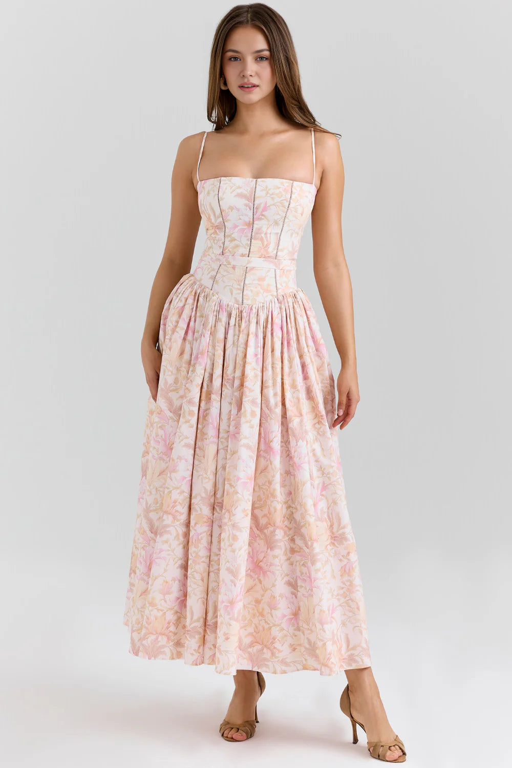 Vestido modelador MARINELLA de Veska, en color negro, con diseño ajustado y detalles que realzan la figura femenina.
