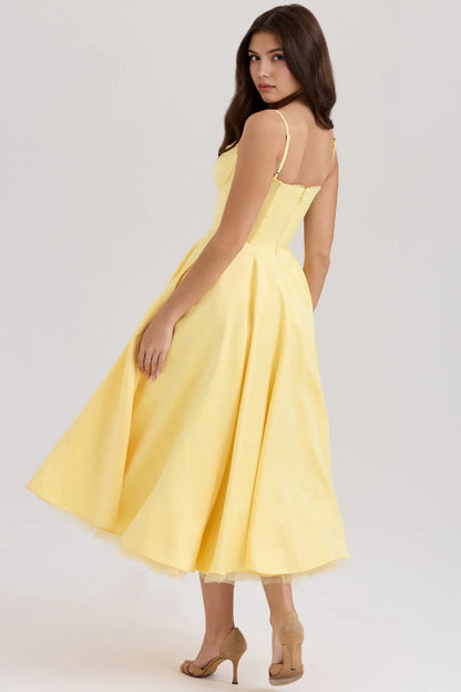 Vestido midi de la marca Veska, con diseño elegante de la marca Chloe, en tonos neutros y corte sofisticado.
