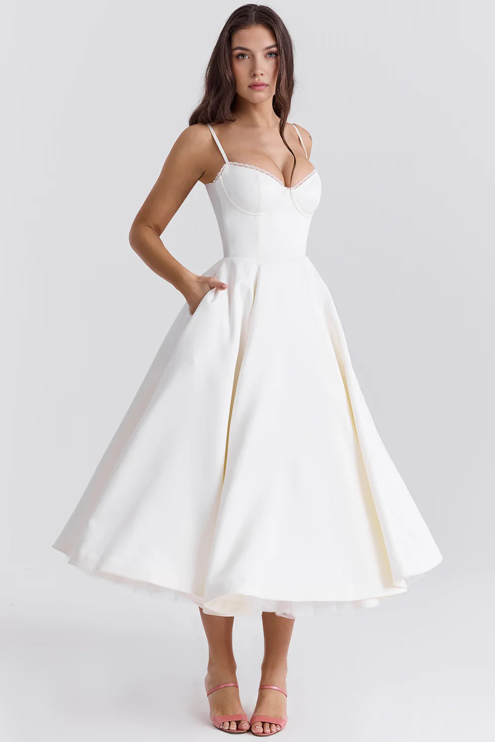 Vestido midi de la marca Veska en tonos neutros, con diseño elegante y detalles en la parte superior.