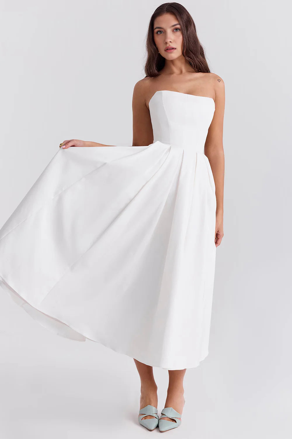 Vestido bustier CELESTE de Veska, con diseño ajustado y detalles elegantes, en color celeste, para ocasiones especiales.