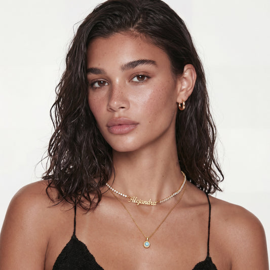 Collar de tenis personalizado de Veska con nombre grabado, en plata brillante y diseño elegante.