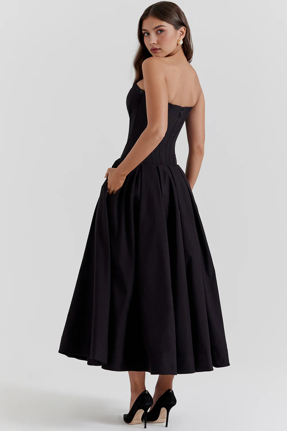 Vestido modelador SAMARA de Veska, ajustado y elegante, con tela lisa y detalles que realzan la figura femenina.