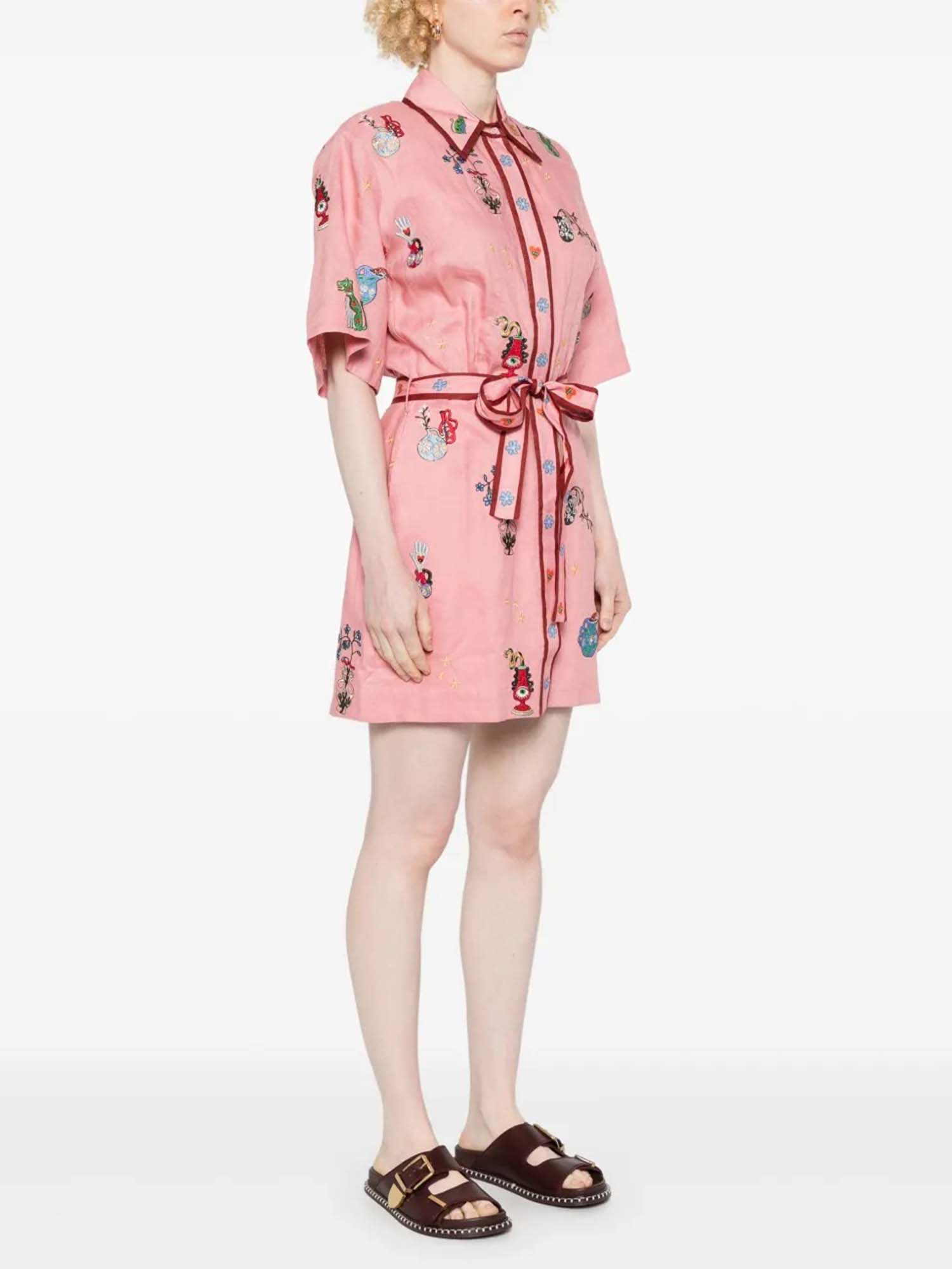 MINI VESTIDO CAMISERO BORDADO CON MOTIVOS BOTÁNICOS EN COLOR ROSA - Veska 