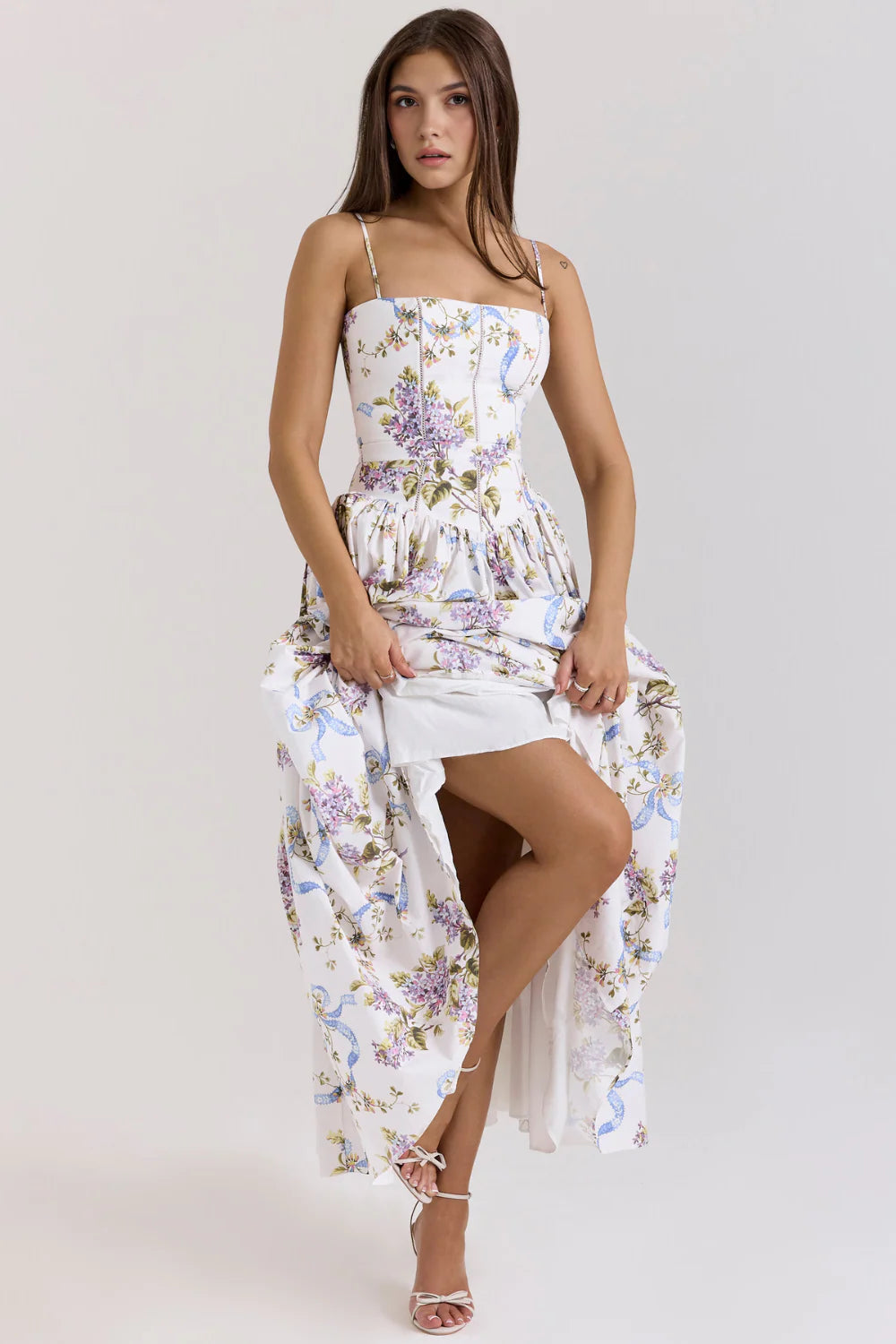 Vestido modelador MARINELLA de Veska, en color negro, con diseño ajustado y detalles que realzan la figura femenina.