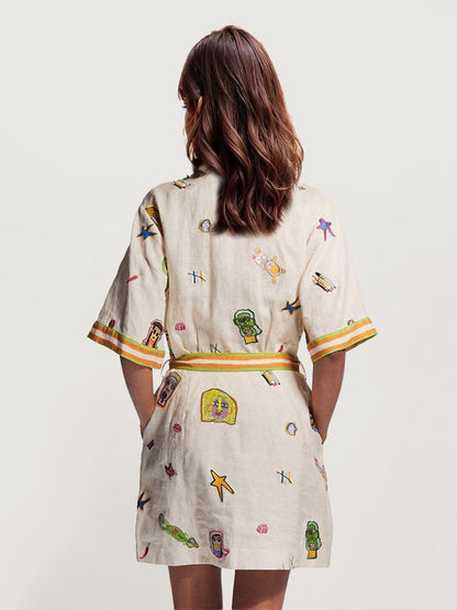 MINI VESTIDO CON ESTAMPADO GRÁFICO VINTAGE Y CINTURÓN PARA ATAR - Veska 