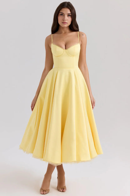 Vestido midi de Chloe por Veska, con diseño elegante y detalles en tela suave, mostrando la falda y el cuello del vestido.