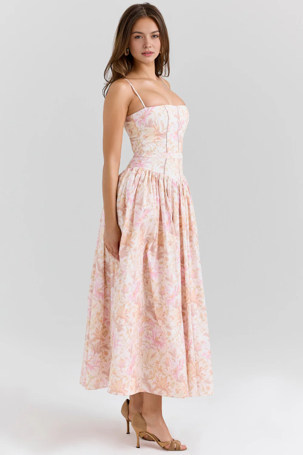 Vestido modelador MARINELLA de Veska en color negro, ajustado y con detalles que realzan la figura.