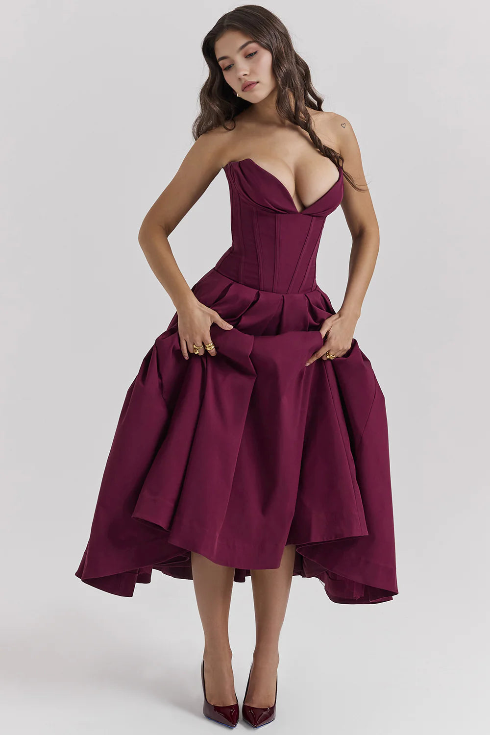Vestido modelador Samara de Veska, en color negro, mostrando su diseño ajustado y detalles de tela en una imagen.