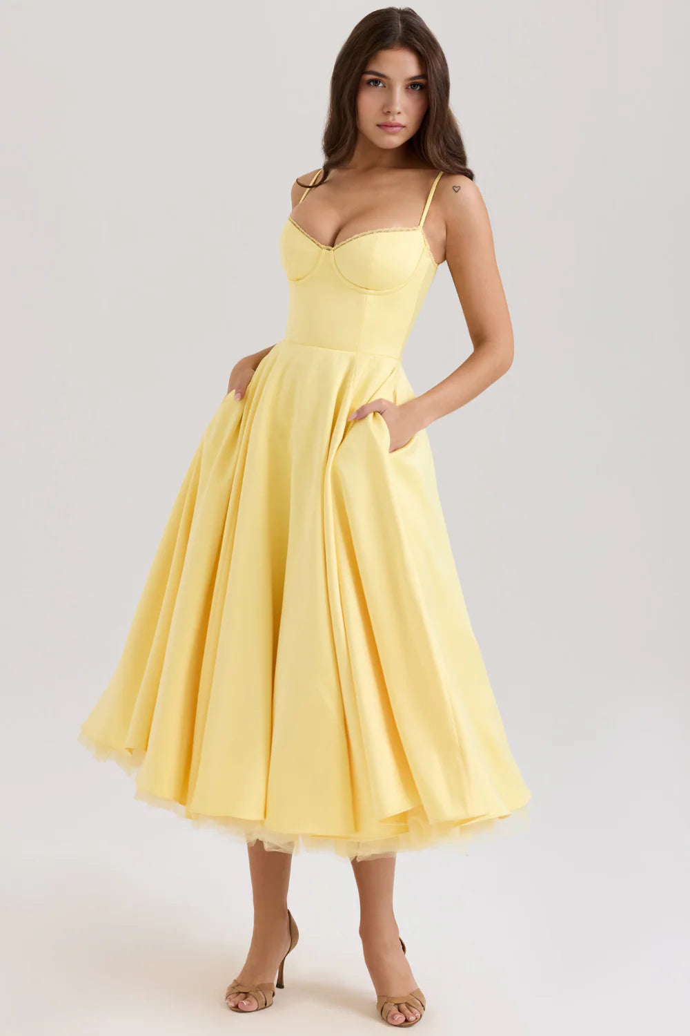 Vestido midi de Chloe por Veska, con diseño elegante y detalles en la tela, mostrando la silueta y el estilo sofisticado.