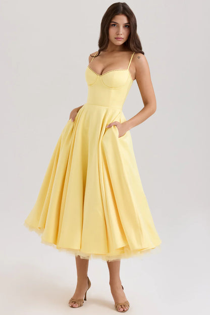 Vestido midi de Chloe por Veska, con diseño elegante y detalles en la tela, mostrando la silueta y el estilo sofisticado.
