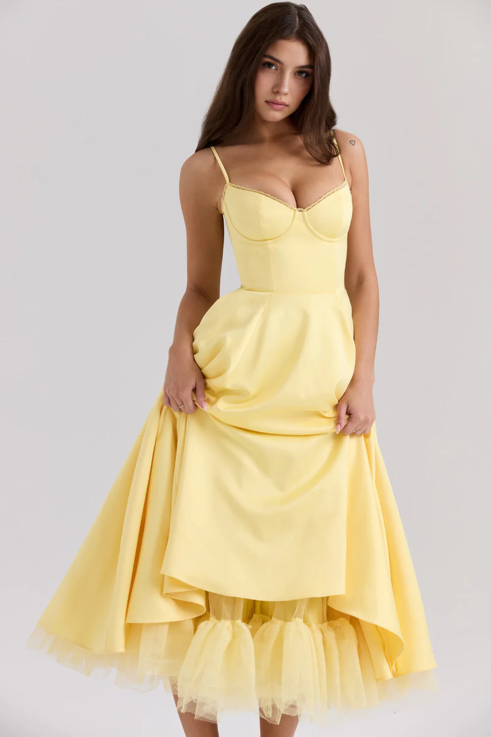 Vestido midi de la marca Veska en color neutro, con corte elegante y detalles modernos, ideal para ocasiones especiales.