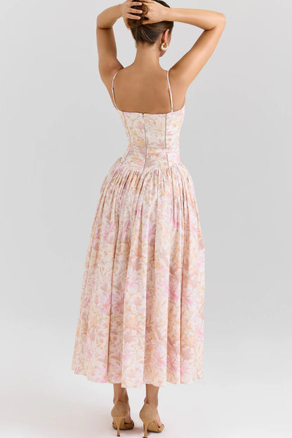Vestido modelador MARINELLA de Veska, en color negro, con detalles ajustados y tela elástica que resalta la figura femenina.