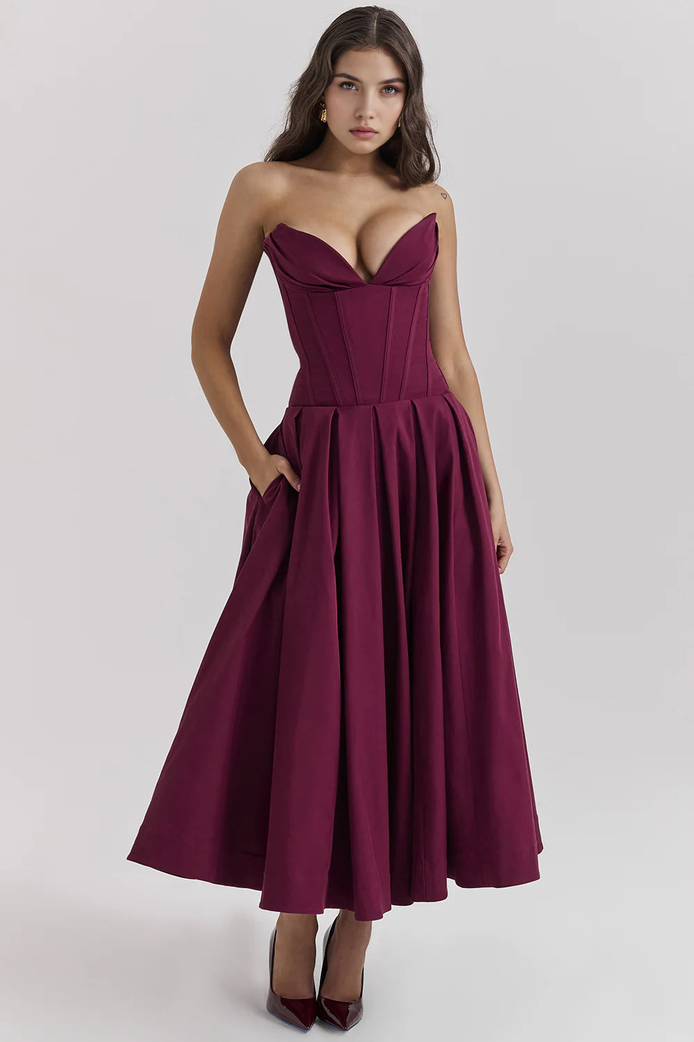 Vestido modelador SAMARA de Veska, en color negro, con diseño ajustado y detalles que realzan la silueta femenina.