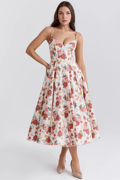 Vestido midi de Chloe en Veska con diseño elegante y detalles sofisticados, mostrando el corte y la textura del tejido.
