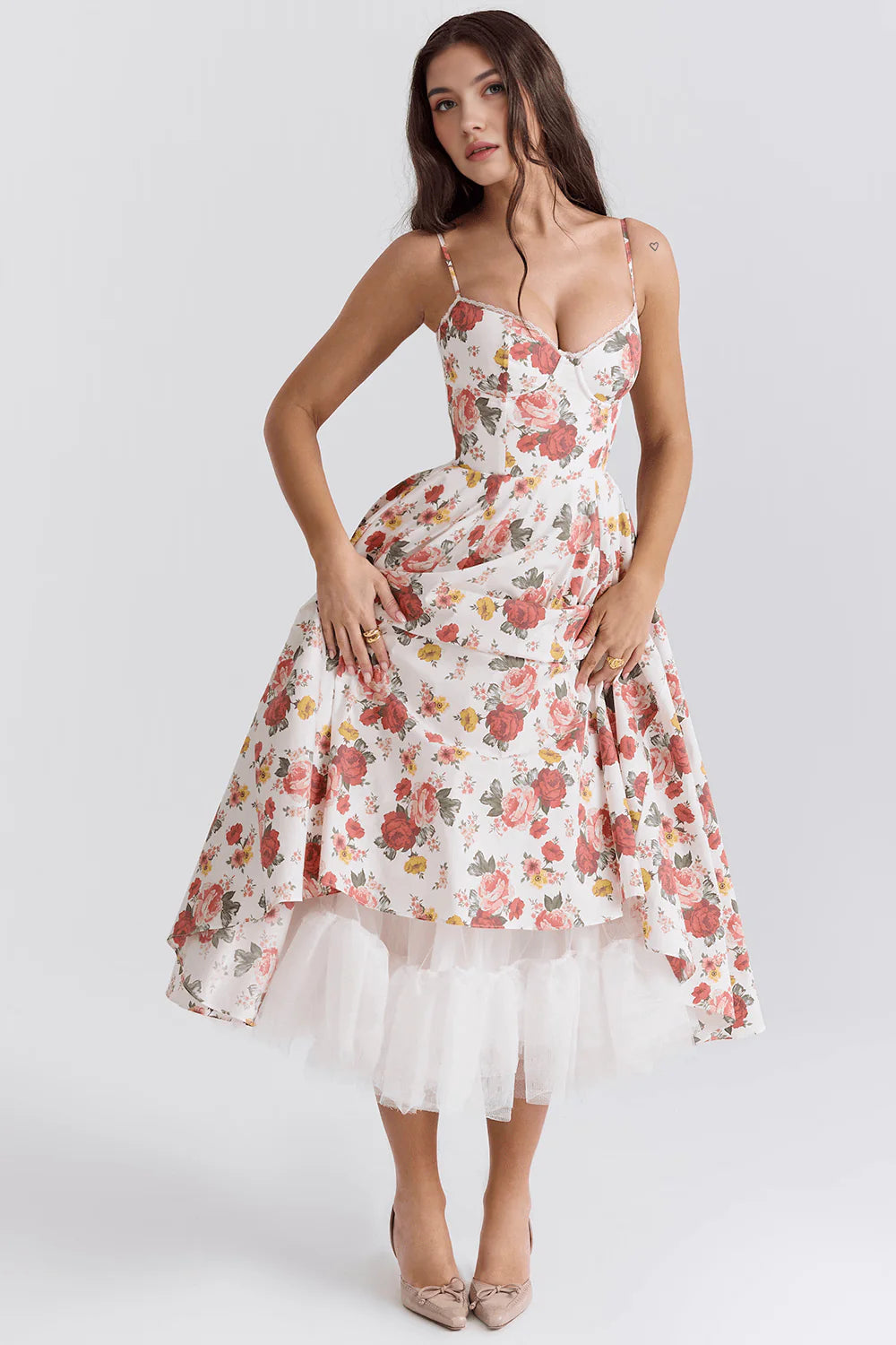 Vestido midi de Chloe de la marca Veska, con diseño elegante y detalles en la tela, en color neutro.