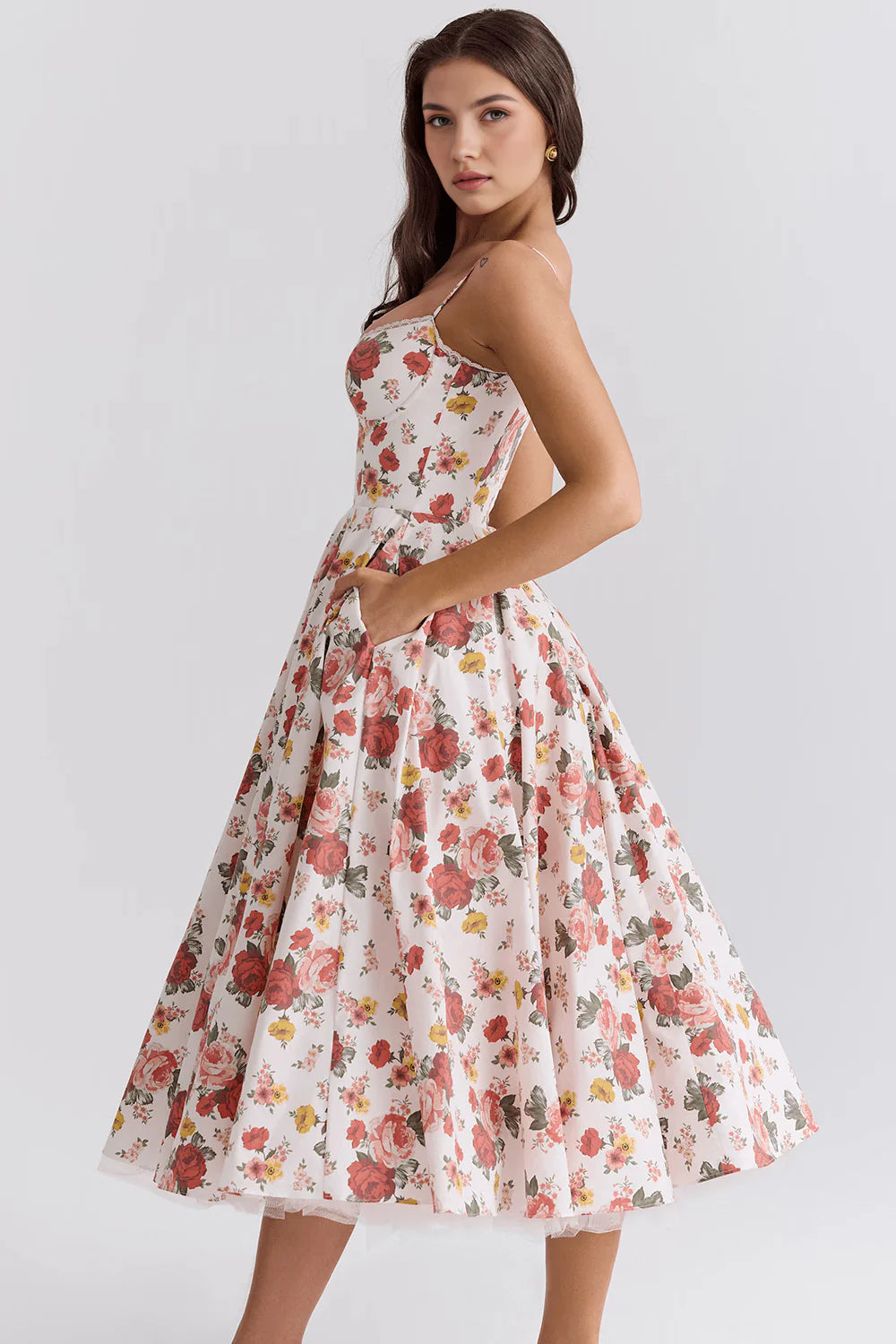 Vestido midi de la marca Veska, con diseño elegante y detalles en la parte superior, en color neutro.
