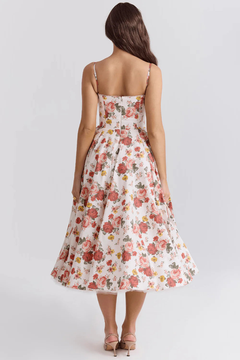 Vestido midi de Chloe por Veska en tela ligera con detalles elegantes y caída fluida, ideal para ocasiones especiales.