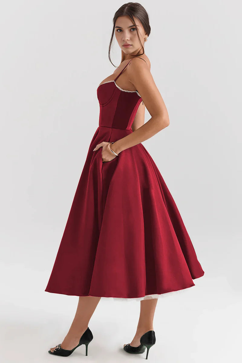 Vestido midi de Chloe de la marca Veska con diseño elegante, en tonos neutros y tejido fluido, ideal para ocasiones especiales.