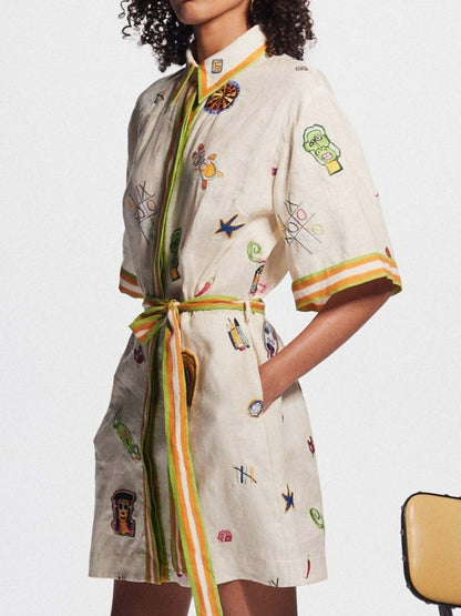 MINI VESTIDO CON ESTAMPADO GRÁFICO VINTAGE Y CINTURÓN PARA ATAR - Veska 