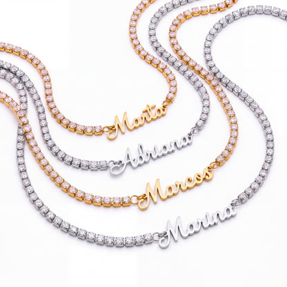 Collar de tenis personalizado Veska con nombre grabado, hecho de plata y diseño elegante para deportistas y fans del tenis.