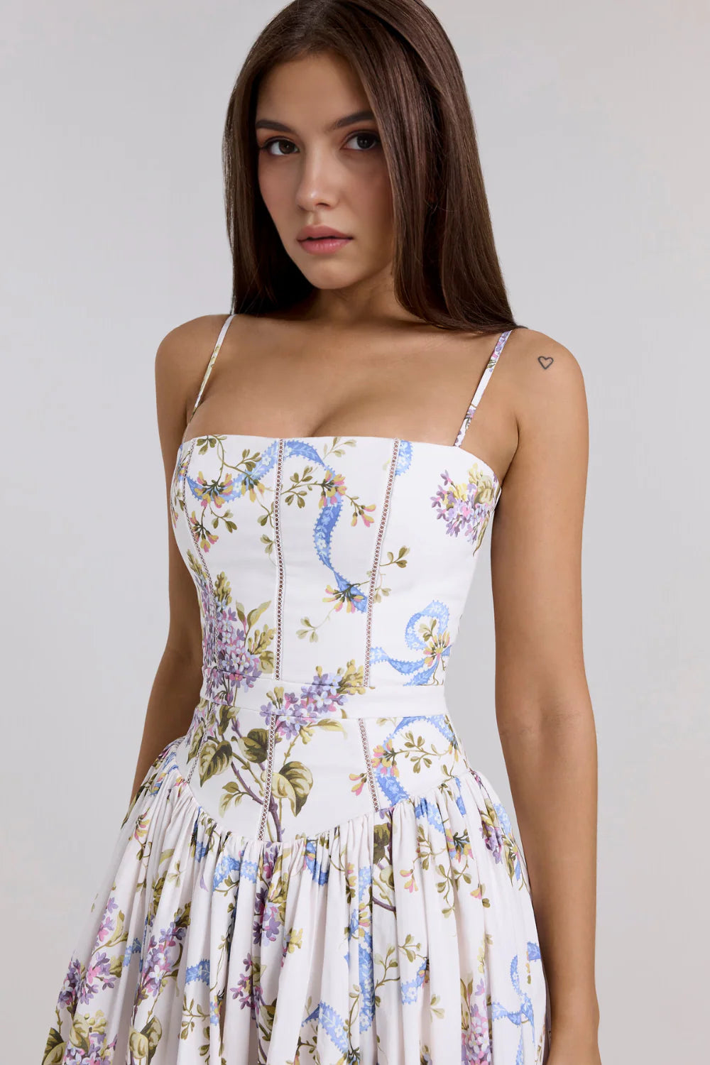 Vestido modelador MARINELLA de Veska, con diseño ajustado y cómodo, mostrando detalles de la prenda en color neutro.