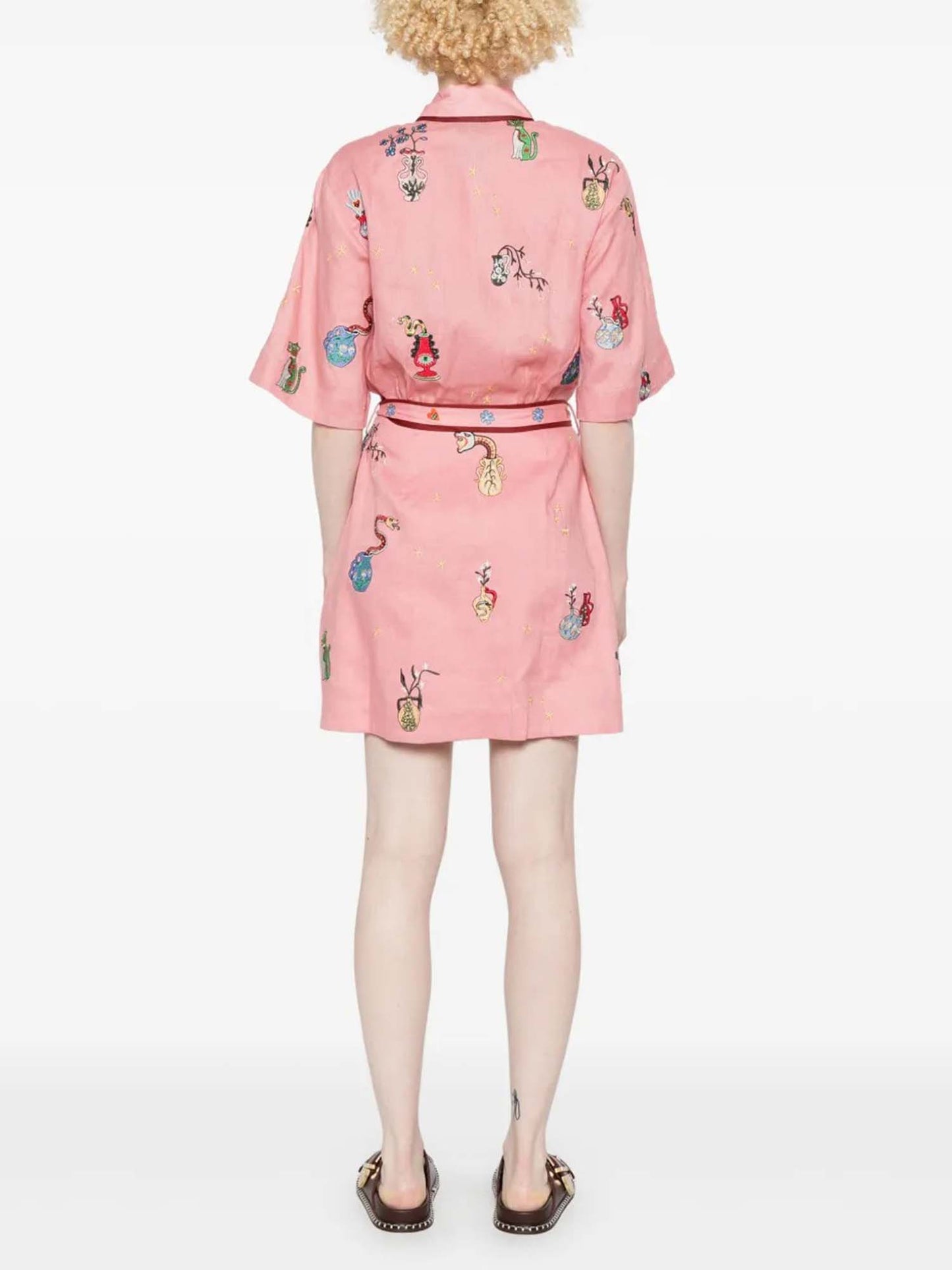 MINI VESTIDO CAMISERO BORDADO CON MOTIVOS BOTÁNICOS EN COLOR ROSA - Veska 
