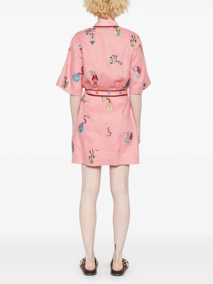 MINI VESTIDO CAMISERO BORDADO CON MOTIVOS BOTÁNICOS EN COLOR ROSA - Veska 