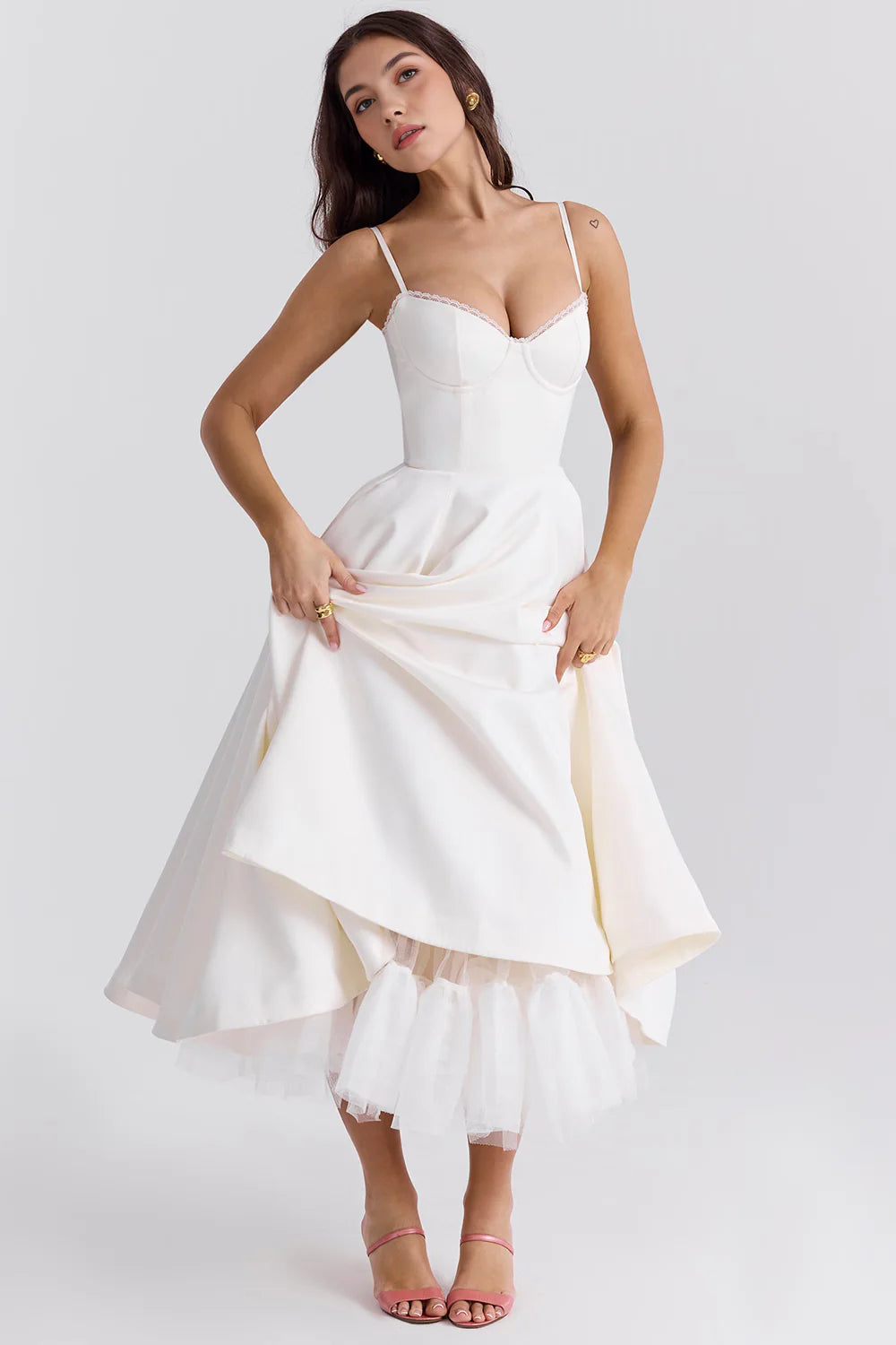 Vestido midi de la marca Veska, diseño elegante con tela fluida en color neutro, ideal para ocasiones formales.