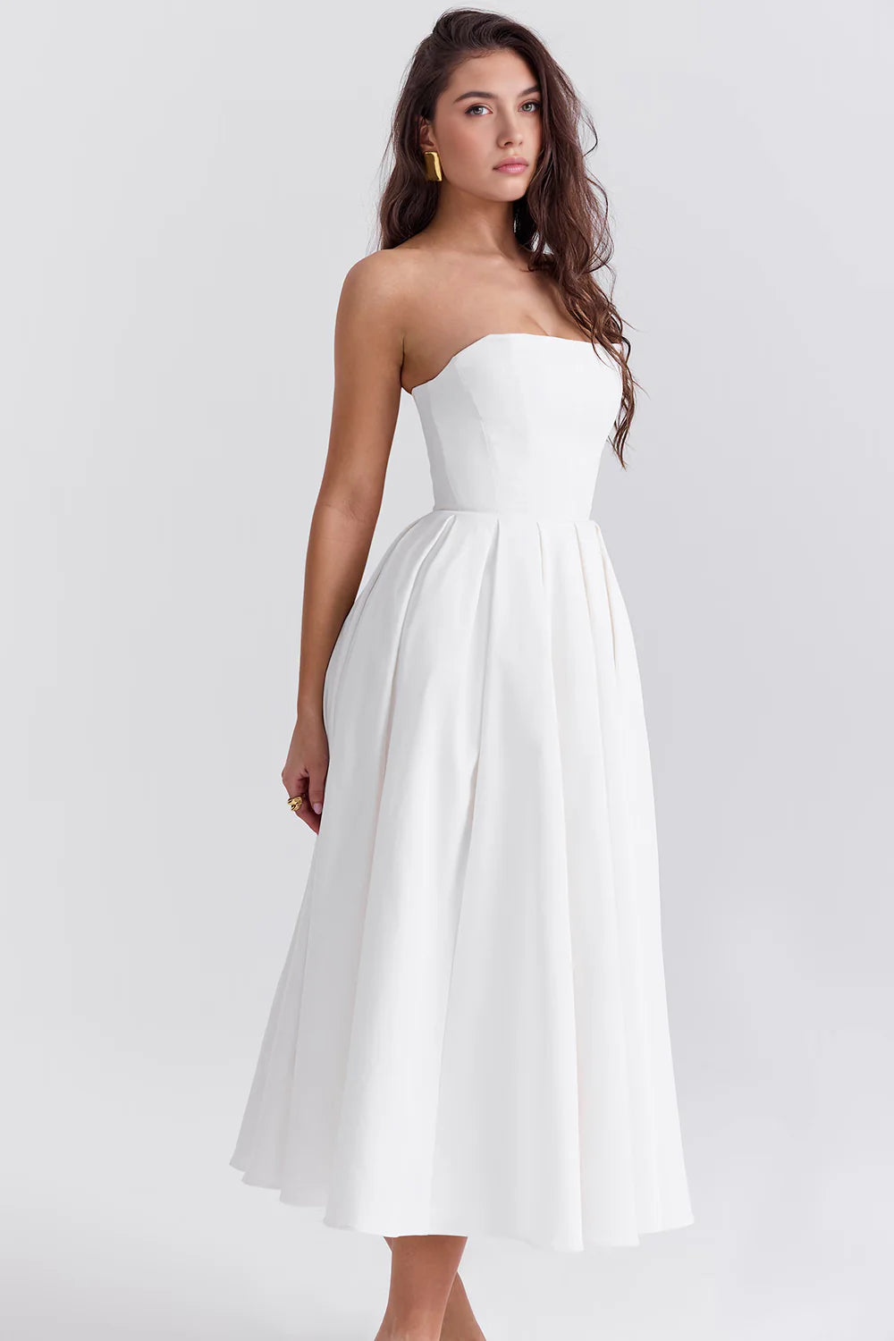 Vestido bustier Celeste de Veska, vestido ajustado con corsé, en color celeste, con detalles elegantes y diseño moderno.