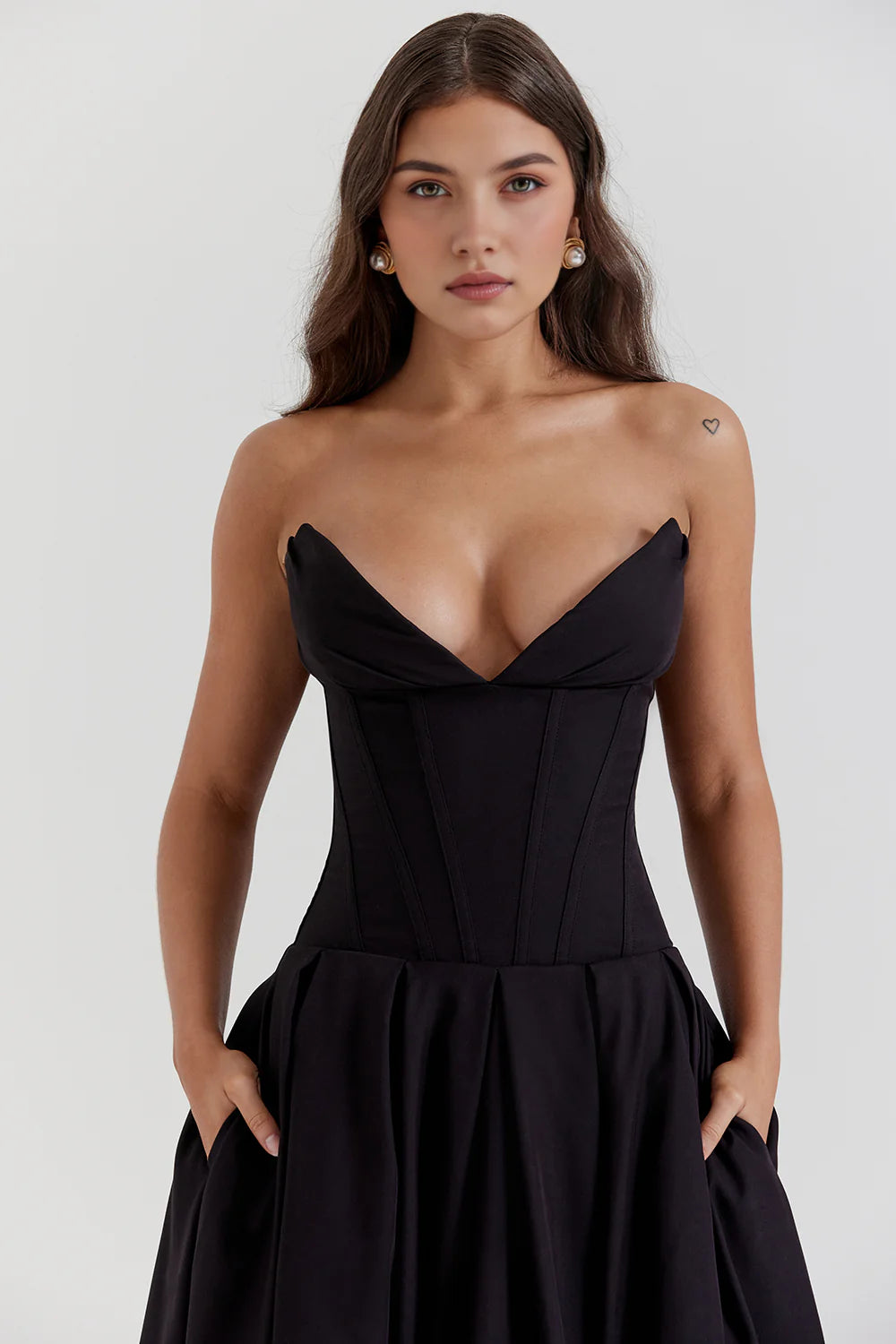 Vestido modelador Veska Samara, ajustado y favorecedor, con detalles de tela y corte que realzan la figura femenina.