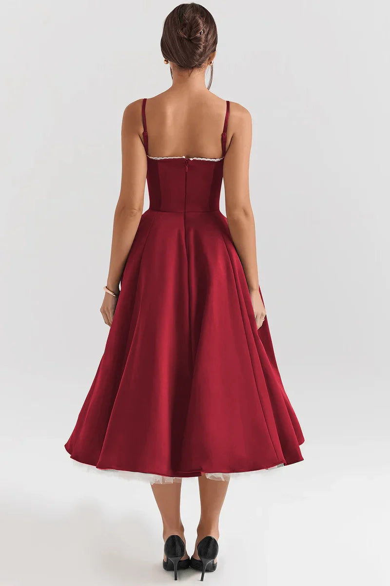 Vestido midi de la marca Veska, estilo elegante y moderno, con detalles en tela suave y diseño ajustado en la parte superior.