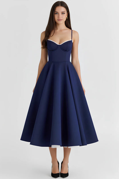 Vestido midi de Chloe en Veska, diseño elegante con detalles en el tejido y caída fluida, ideal para ocasiones especiales.