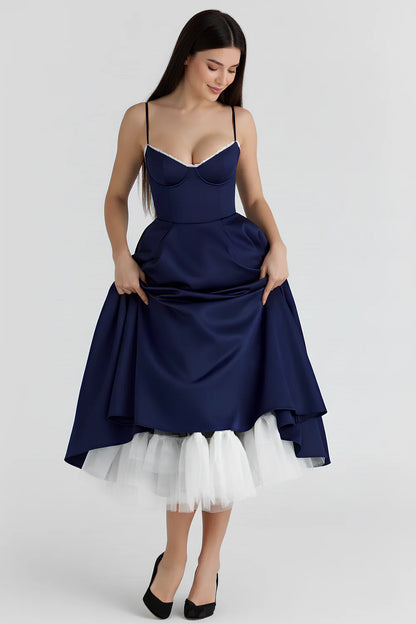Vestido midi de la marca Veska con diseño elegante y detalles en la tela, ideal para ocasiones especiales.