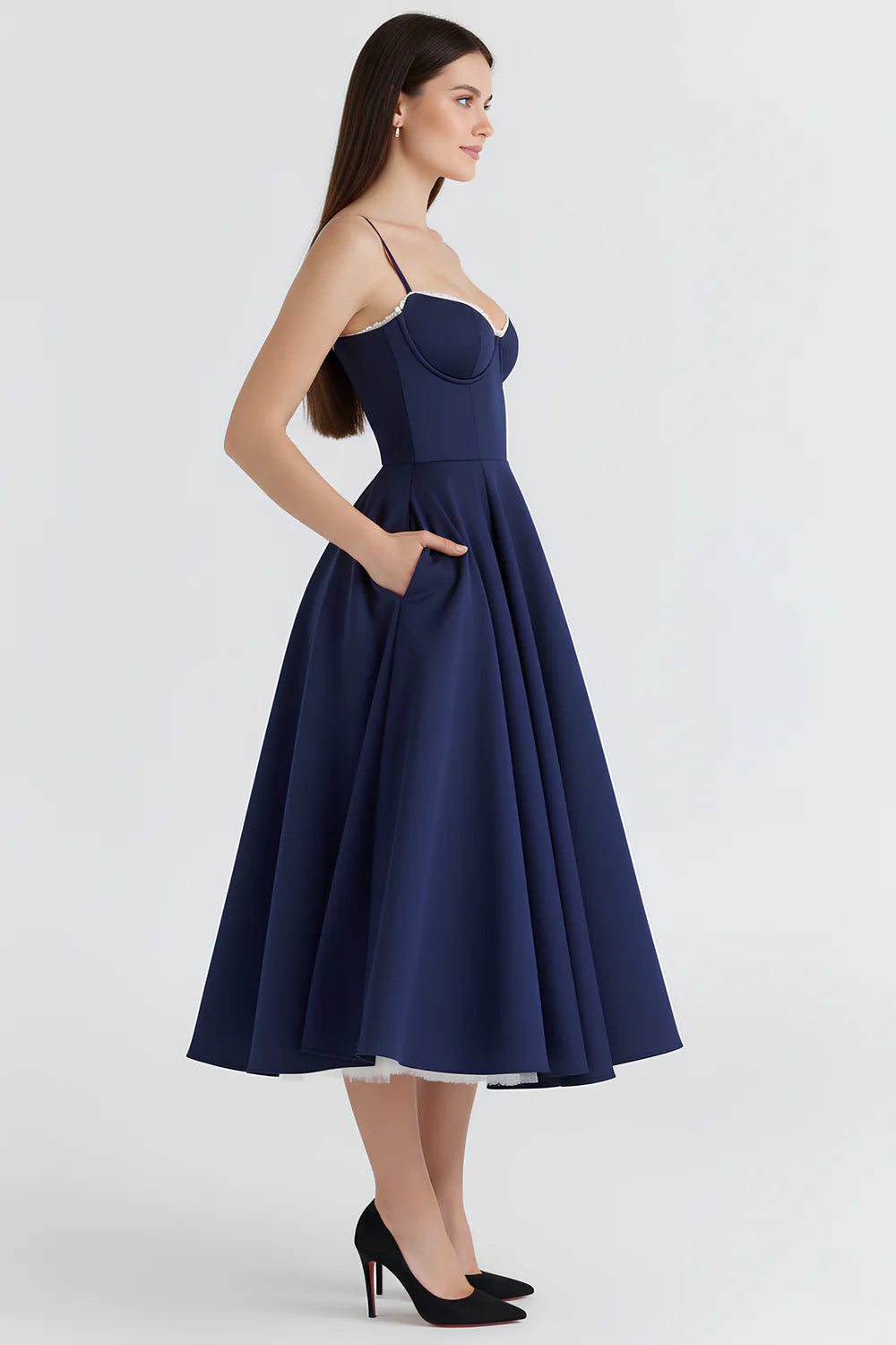 Vestido midi de la marca Veska, diseño elegante de Chloe con acabado en tela suave y detalles modernos en color neutro.
