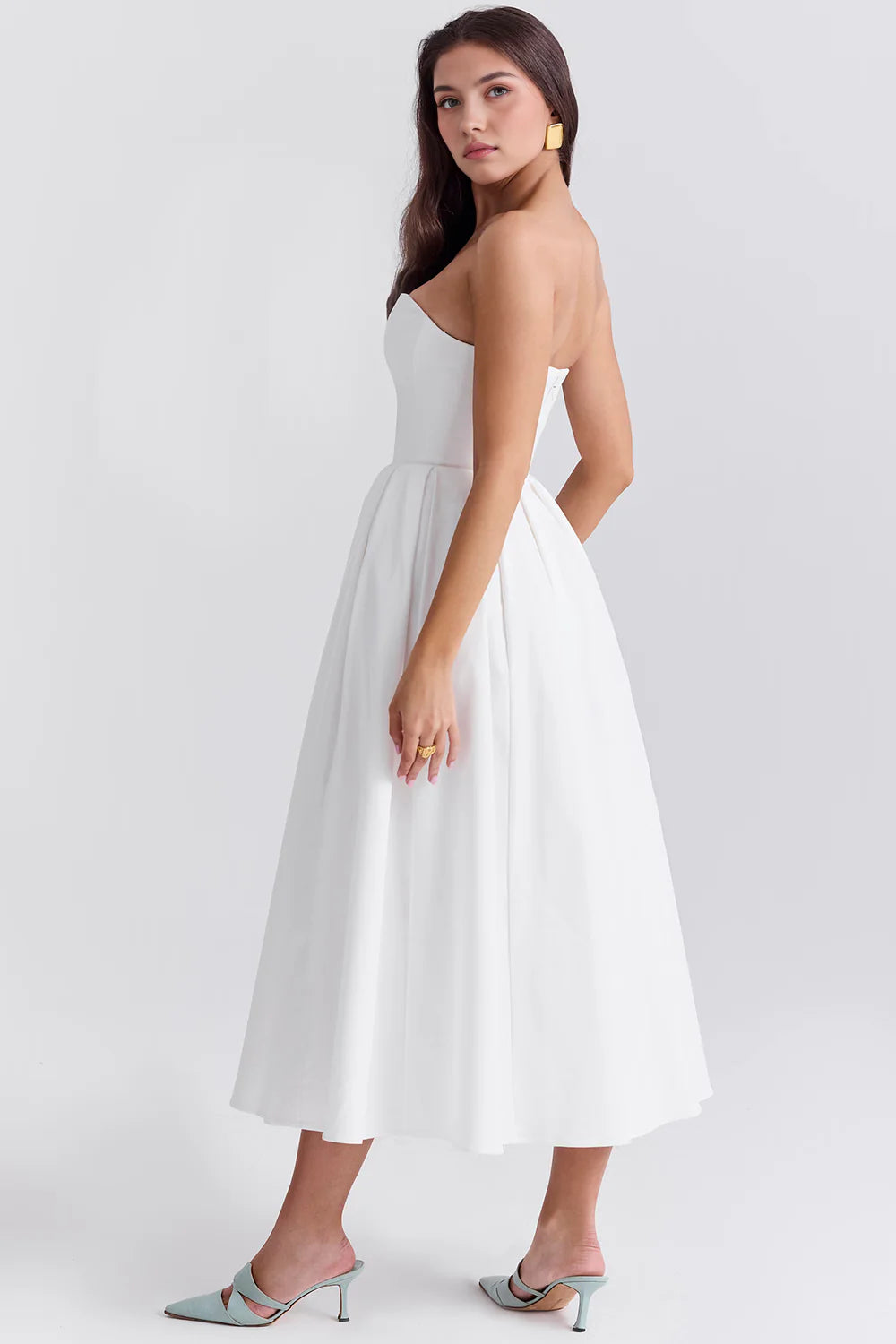 Vestido bustier CELESTE de Veska en color azul con detalles elegantes y ajustados, ideal para ocasiones especiales.