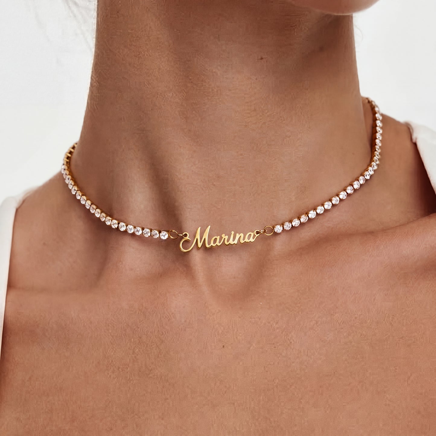 Collar de tenis personalizado de Veska con nombre en cadena de plata brillante y diseño elegante para deportes.