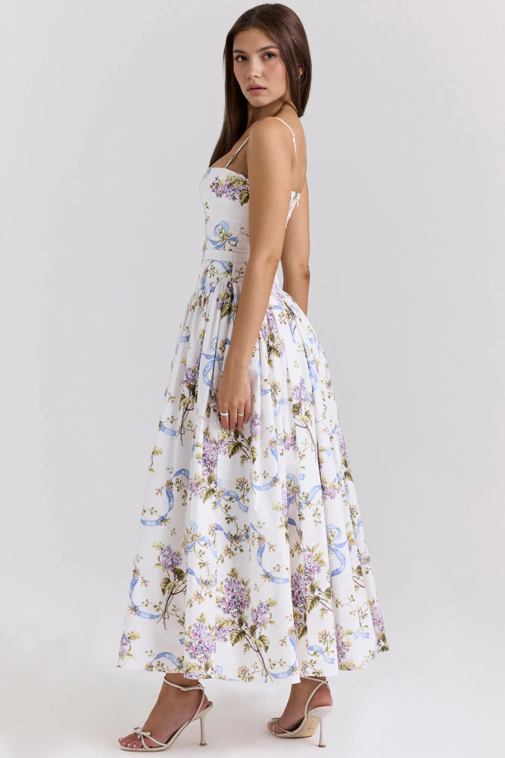 Vestido modelador MARINELLA de Veska, en color negro, con diseño ajustado y detalles que realzan la figura femenina.