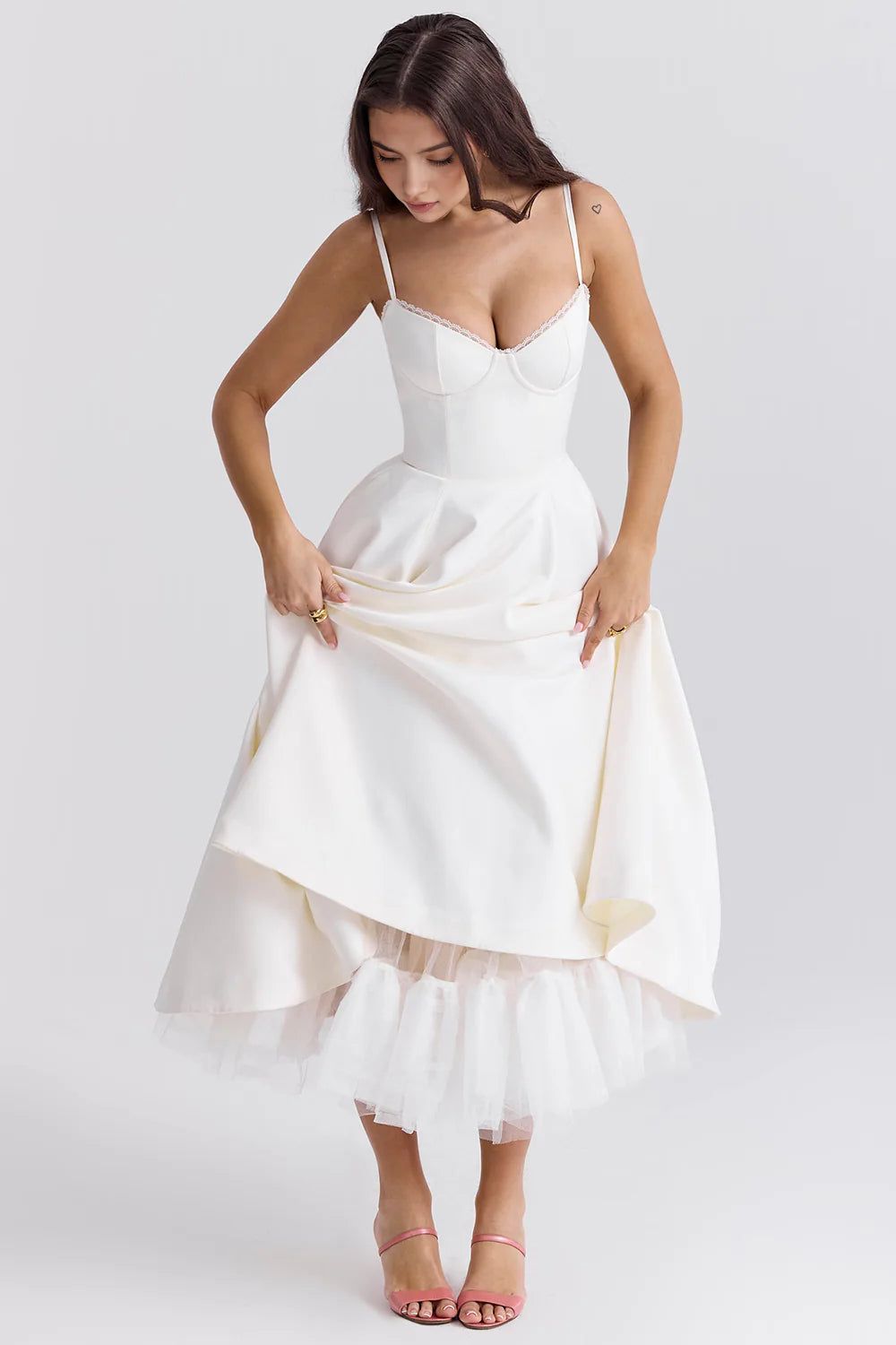 Vestido midi de Chloe por Veska, en color neutro, con diseño elegante y detalles suaves en la tela, vista frontal del vestido.