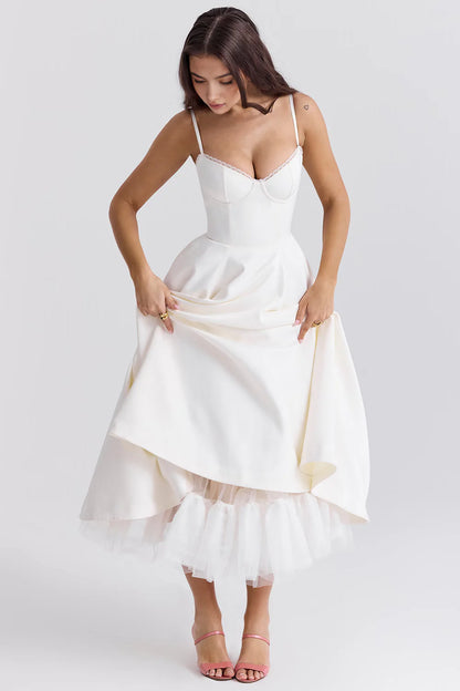 Vestido midi de Chloe por Veska, en color neutro, con diseño elegante y detalles suaves en la tela, vista frontal del vestido.