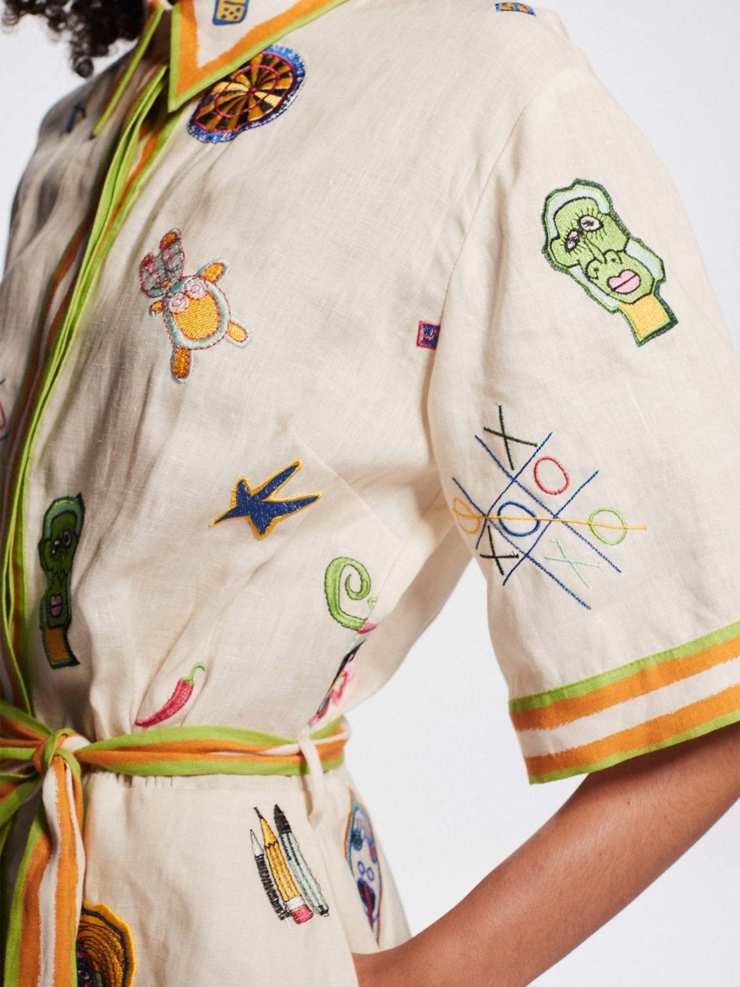 MINI VESTIDO CON ESTAMPADO GRÁFICO VINTAGE Y CINTURÓN PARA ATAR - Veska 